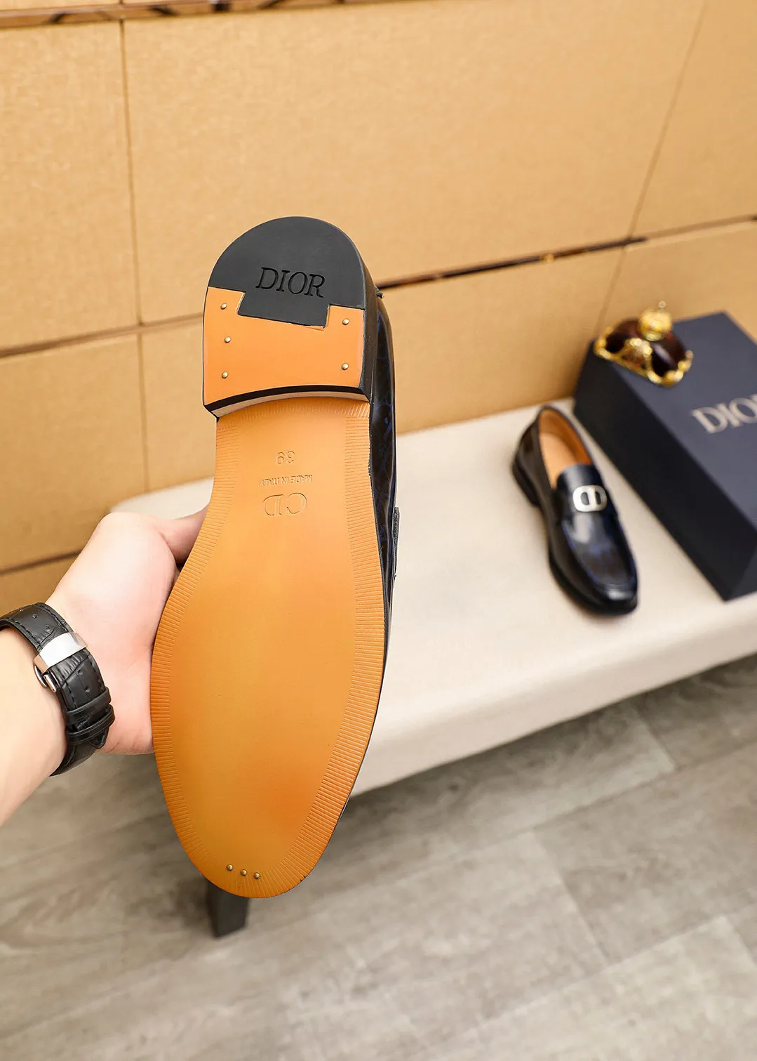 Men's shoes 💰480 💐 Product trademark: Dior "Dior" casual leather shoes Regular size: 39-44 (38.45.46🉑️Customized) Product materials: Selected Italian imported first-layer open-edge beaded cowhide leather upper + classic hardware buckle, imported water-dyed 🐂 cowhide lining. Strong three-dimensional visual effect, original outsole Color: 3⃣️colors available